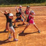dzieci grające w tenisa